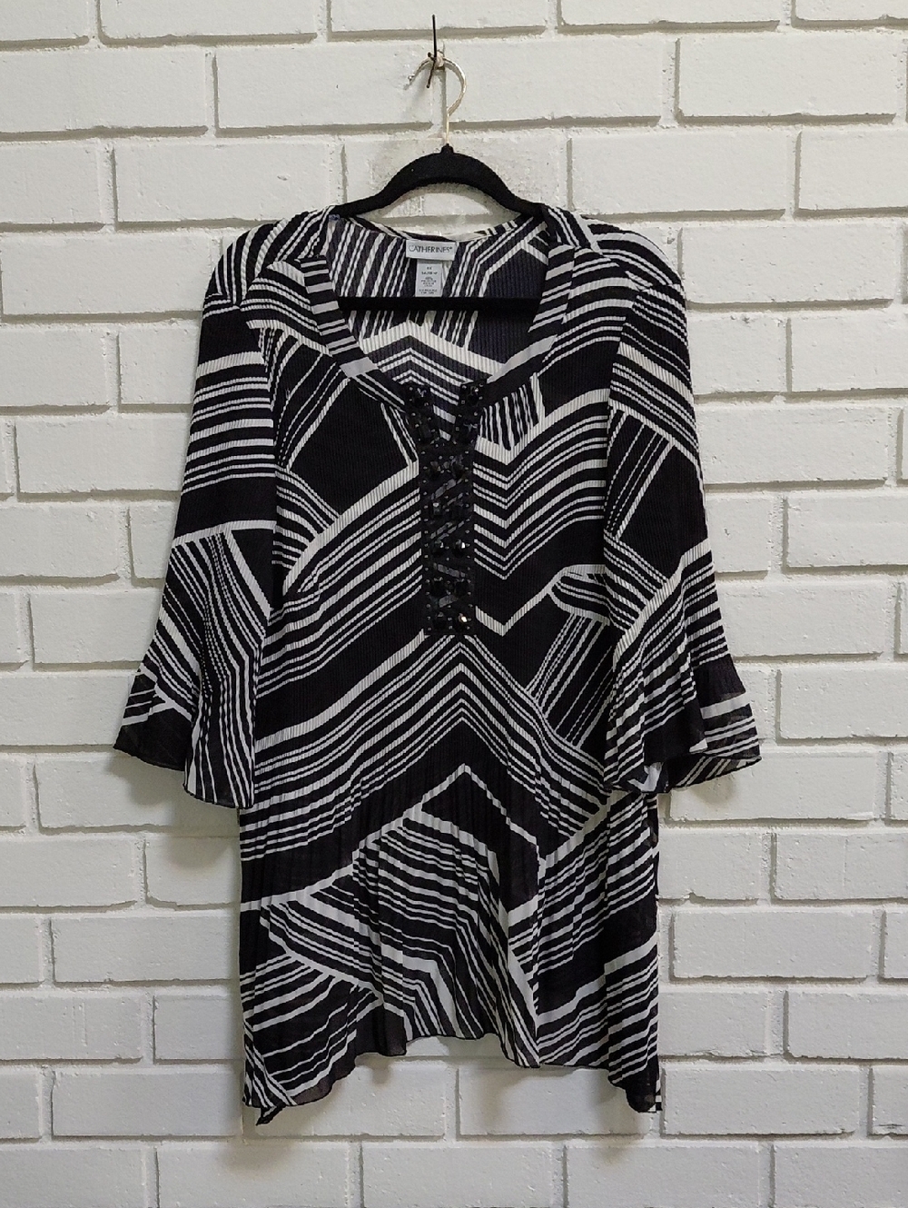 Catherines Black & White Geometric Beaded/Lace Detailed Tunic Top. Sz OX